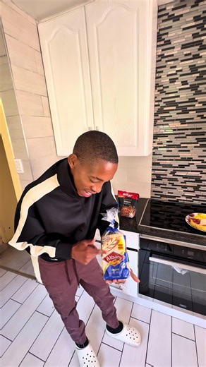 Making food then realising theres no bread is the most painful thing 😭🍞 anyways brunch was delicious 🍳🥓🍦 #nobread #inthehouse #brunch #dailyvlog #milesmathonsi