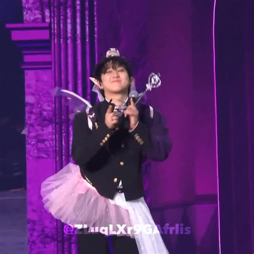 Seo Changbin on Instagram: "Binki looks like such a pretty fairy ~too cute 😭🧚‍♀️✨💕 #changbin #binnie #changbinnie #seochangbin #stay #straykids @jutdwae"