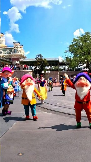 "7 Dwarfs and Snow White!" Rule The Parade! #waltdisneyworld #magickingdom #shorts #disney