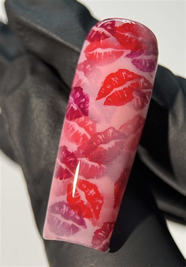 The pink version💋💕 Kiss nail tutorial coming today!! Stay tuned!!🥰🤓 nails Nail art Nail tutorial Valentines nails Pink nails Red nails Kiss nail