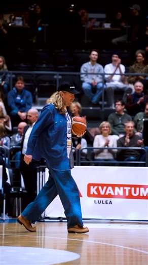 Kunglig leverans av matchbollen när Movits! är på plats i Luleå Energi Arena 👑 | BC Luleå