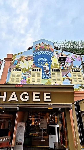 🫖 CHAGEE’s first retail store & tea place is here! Right in Chinatown, the new CHAGEE Pagoda House is where tea meets art meets chill. The façade? A stunning mural by Tell Your Children called “Where Jasmine Meets Orchid.” Inside, it’s all warm timber, tiled floors, and soft lights — like a modern teahouse made for your feed. ✨ Shop exclusive CHAGEE merch — totes, tumblers, collectibles, and a limited TYC capsule — only available here. Perfect for tea lovers, design geeks, and anyone who just w