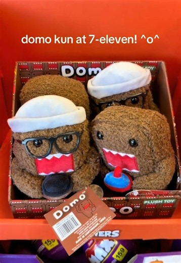i hunted down this slurpee domo omg the first location i visited also had the pizza and hotdog hoodie version as well i hope we get the domo cups next 🫢 @7-ELEVEn #domo #domokun #7eleven #2000snostalgia