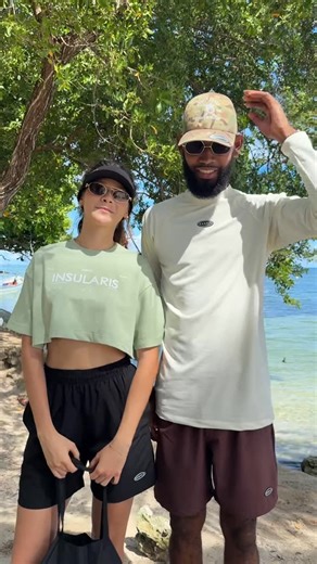 Si vienes con tu pareja a la playa, este es un outfit que deben usr sí o sí para hacer match. 🥥👫🏽 | Surfly