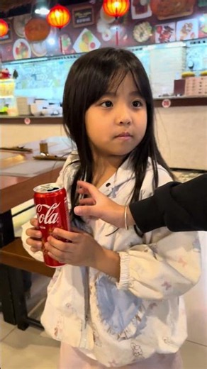 LNS - Chị gái muốn uống Coca || Grab a bottle of Coke. #shorts