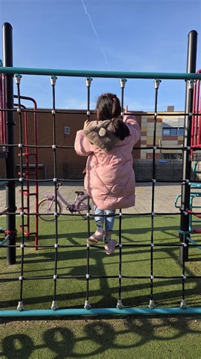 Jasmina ❤️ VA 🩷 Blogger 🩷 UGC Content Creator on Instagram: "Jongens, ik heb DE momhack , schoonmaakhack, lifehack of hoe je het maar wilt noemen... Ik vind het eigenlijk gewoon slim ouderschap... Staat er binnenkort een studiedag in de agenda, vertel dit dan niet aan je kids...maar zeg dat ze een dagje thuis mogen blijven als ze het huishouden doen... Het huis is schoon....zij is blij...Win win Oke deze hack moet je natuurlijk met een dikke knipoog lezen 😂😂 Tag een andere mommy ,die ook wel