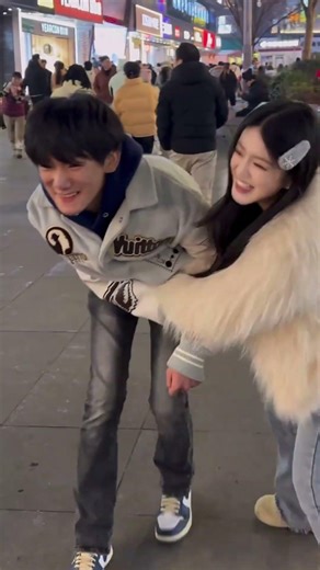 The challenge of giving a kiss or a hug on the street#social niubility#Street challenge