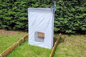 Apicrosne invente une tente de protection très innovante pour protéger les ruches et piéger les frelons asiatiques