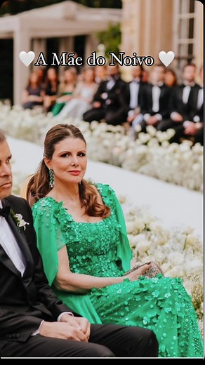 20K views · 2.8K reactions | Elegância que emociona!  A mãe do noivo brilhou em um vestido longo deslumbrante, feito sob medida pelo estilista Jr Santaella. Cada detalhe bordado reflete sofisticação e amor em um momento tão especial. Um look à altura desse dia inesquecível! ✨❤️ @cristianebalmeida #MãeDoNoivo #Elegância #JrSantaella | Mother of the Bride | Facebook