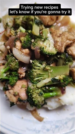 Mashed potatoes and broccoli with chicken breast, let me know if you're gonna try it #yummy