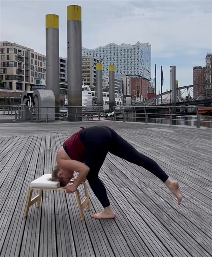 Get inspired and explore new ways to elevate your practice! 💛✨ Entry Variations: • Classic • Straddle • Pike • Warrior🙃 What’s your favorite entry into the @feetup Asana?Curious to deepen your knowledge and share your passion for safe inversions and joyful movement with others? Join our European lead teacher leazubak LEA ZUBAK at one of her upcoming Teacher Trainings in Germany!🌍 Find more info at:https://www.feetup.comhttps://www.leazubak.com#FeetUpYoga #SafeInversions #YogaTeacherTraining #