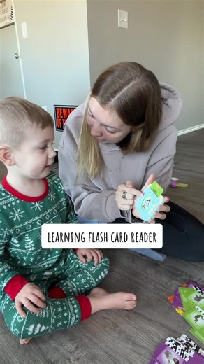 This talking flash card reader is such an incredible way to help your kiddos learn! #flashcards #learningathome #toddlerlearning #learningwords