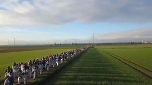 103K views · 5K reactions | Dörfer abreißen, Wälder roden und die Klimakrise verschärfen - das nehmen tausende junge Aktivist/innen von Ende Gelände nicht hin und stellen sich der Kohleindustrie entgegen. Mit mehreren tausend Menschen solidarisieren wir uns mit ihnen! Bitte gib ihnen ein für diese mutige Aktion. | Campact e.V. | Facebook