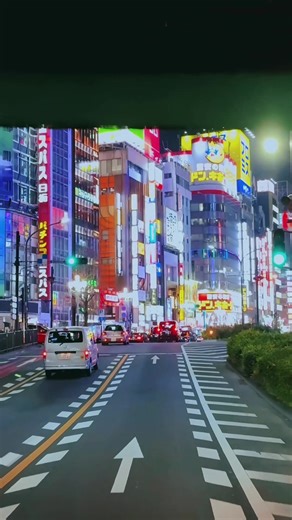 新宿の夜景と人々の交錯