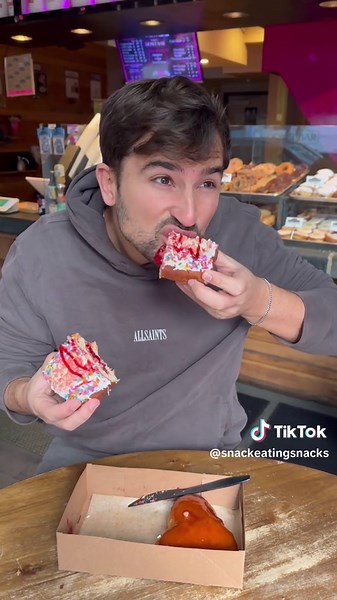 Eating at San Diego’s most popular food spots! Award-winning donuts, monster bacon burger featured by Guy Fieri and a fan favorite authentic taco spot! 🍩🍔🌮🤤 #sandiego #whatieatinaday #sandiegofood #sandiegoeats #hodads #foodinfluencer