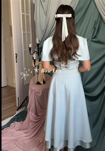 ‏فيونكة الشعر تجيكم مع الطلب🎀🦢🪽 #viral #Eid #explore #fyp #فساتين