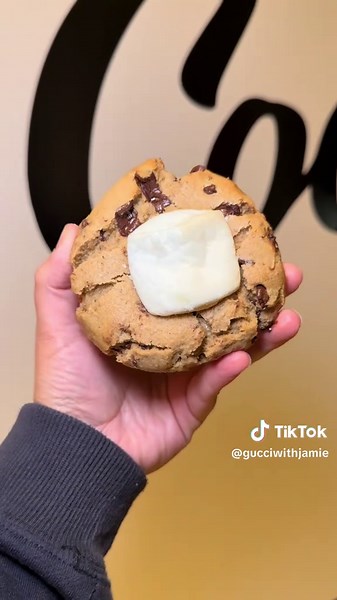 girl i was craving a cookie and decided to check out Milk N Cookies (Norwalk, CT📍) and I was excited the options of cookies❤️‍🔥 They have all different kinds of Stuffed and Non-stuffed Cookies, as well as Cereal Infused Ice Cream! I decided to get a four-pack which was about $22 and that hurt my bank account a little LOL💅🏼 Anywho… I really enjoyed their Oatmeal Apple Pie Crumble Cookie! It was stuffed with nicely spiced and warm apples and while I’m not a typical oatmeal cookie gal, I was ve