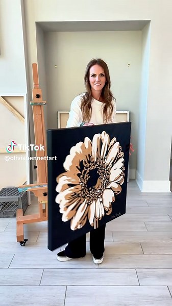 🤩 Loving this metallic gold daisy from my Good Vibes collection! The shimmer ✨ is so elegant yet contemporary. I have a large version too! LMK if you need it under your Christmas 🎄 #contemporaryart #painting #art #artistlife #myart #modernart #artlovers #popart