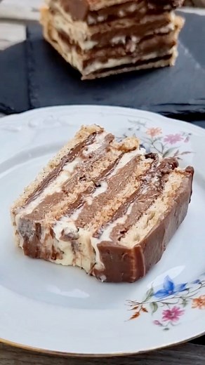 609K views · 4.1K reactions | Kinder Bueno torta – kremasti hit koji svi traže!  Ako voliš onaj okus popularne čokoladice, ovaj recept će ti biti pravo otkriće!  Priprema je u komentaru.  | Brza Kuhinja | Facebook