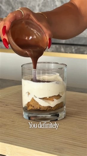 Rachael - Online Personal Trainer & Nutrition Coach on Instagram: "Kinder Tiramisu with 30g of protein. Say no more 🙂‍↔️🤚 Creamy, indulgent and somehow still macro friendly 341 calories with 31g of protein For the ingredients you’re going to need: 150g YoPRO vanilla yoghurt 10g Woolworths spreadable light cream cheese 15g Optimum Nutrition chocolate hazelnut protein powder 10g Cadbury baking Bournville cocoa powder 5g Queens sugar free maple syrup 12.5g Kinder chocolate 5ml milk 30ml espresso 