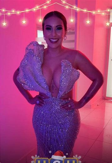 #HCHEntretenimiento | 🫶🏻❤️ #ElsaOseguera luce como toda una reina esta noche y lleva puesto el vestido de la ex Miss Universo puertorriqueña Zuleyka Rivera 😱.
