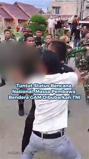 Kompas.com on Instagram: "Komandan Korem (Danrem) 011/Lilawangsa, Kolonel Inf Ali Imran, memimpin langsung pembubaran aksi pawai pengibaran bendera Bintang Bulan di kawasan Simpang Kandang, Kecamatan Muara Dua, Kota Lhokseumawe, Kamis (25/12/2025). Massa yang membawa bendera Bintang Bulan tersebut menuntut penetapan status bencana nasional. Dalam aksinya, massa terlihat membawa dan mengibarkan bendera Bintang Bulan di sisi jalan sambil meneriakkan kata “merdeka”. 🎥: @pbhi_nasional Sumber: Seram