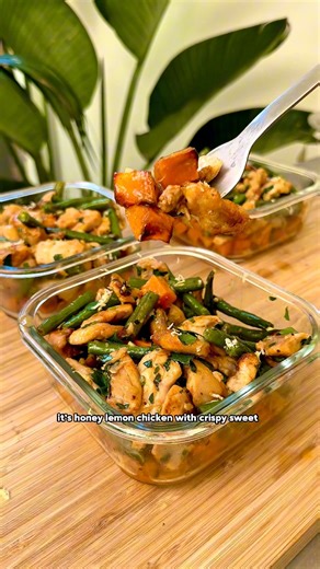 Honey lemon chicken w/ roasted sweet potatoes 🍋🍠🍗 ingredients and macros 👇 Comment ‘recipe’ and I’ll send you a link to where you can find the full written recipe 🙏 Macros per serve: 53g protein 31g fats 47g carbs 678 calories per serve 💪 Ingredients for 3 servings: 700g Chicken Thigh Fillets 1 Tbsp Paprika 1 Tsp Cayenne Pepper 1 Tsp Garlic Powder 1 Tsp Onion Powder 2 Tbsp Olive Oil 1 Lemon Salt & Pepper 150g Green Beans 50g Salted Butter 2 Garlic Cloves Handful Fresh Parsley 2 Tbsp Honey 
