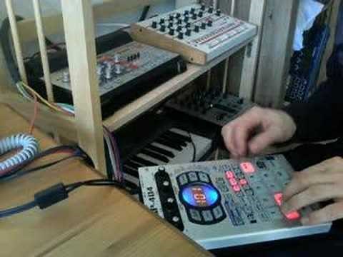 Roland SP-404 Sampler Tutorial, Midi & Sync with Drum Machine & Synth