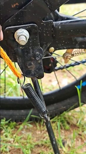 Clever installation method for motorcycle side stand spring #tooltips #shorts #machinewonders #11606