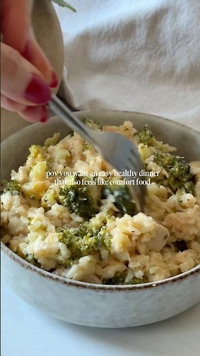 cheesy broccoli chicken rice skillet dinner, easy, gluten-free, healthy! Recipe below ⬇️ enjoy!! 😊