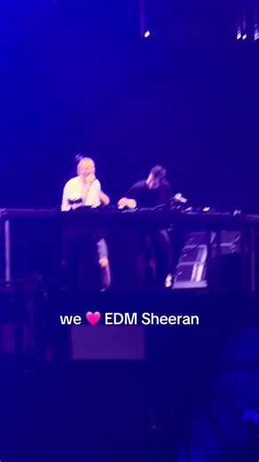 EDM Sheeran is SO back! Ed surprised Martin Garrix in Santiago last night to celebrate the release of Repeat It 🔁 a time was had!