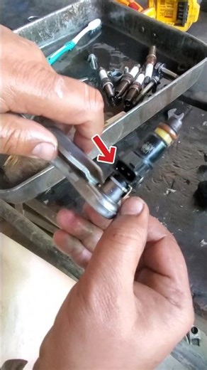 Stuck Fuel Injector Remove Tip! #shorts #tips #foryou