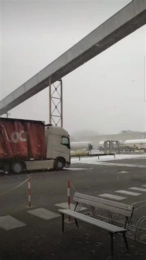 Nevica a Ferrara! Si tratta del fenomeno di "neve chimica" da nebbia. Qui siamo al Polo Chimico. Video Alessandro Manzoni 8/01. | Emilia Romagna Meteo