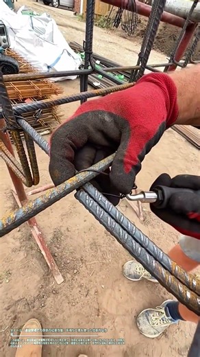 建設現場での鉄筋の結束作業：手持ち工具を使った効率的な作業