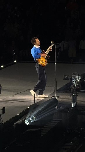 Harry Styles Performs