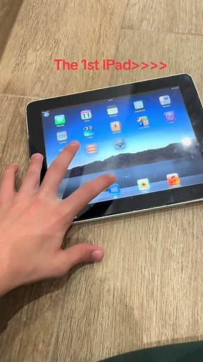 It still works❤️‍🔥#ipad #firstipad #apple #goodthings #retro