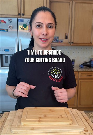 Still using plastic cutting boards? Every time you slice, tiny plastic particles can shave off and end up in your food. Add in deep knife grooves that trap residue and dull your knives faster… and it’s time to upgrade. As a private chef, this is the solid wood cutting board I use in my clients’ homes every single week. It’s gentler on knives, more durable, and made for real cooking. If you cook seriously, your tools should match. Tap to shop and make the switch.