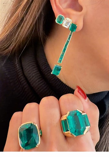Green & Gorgeous 🤩💚 A look that demands attention #londonjewelers #jewelrylover #diamonds #emeralds #lookoftoday