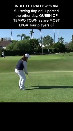 INBEE hittin em with the full swing slow mo 🥵 QUEEN of tempo town 👸🏼 #golf #golfbettertucson #derekdeminsky #shortgame #inbeepark #golfing