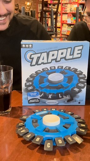 🔥 T’es vite d’esprit? Prouve-le! Tapple – Édition Québécoise, c’est LE jeu qui fait crier, rire et paniquer… mais juste assez! 😅 Une catégorie, une roue de lettres… et 10 secondes pour dire un mot avant que le temps explose! 💣 ➡️ Parfait pour les soirées entre amis ou en famille! Disponible maintenant en ligne et en magasin : https://www.galeriedujouet.com/fr/produits/jeu-tapple-edition-quebecoise.html?q=tapple 🎯 Qui sera le plus vite sur la gâchette? | Galerie du jouet