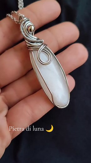La pietra di luna o adularia è considerata in cristalloterapia una pietra dell'energia femminile (Yin), legata alla luna, capace di favorire l'equilibrio emotivo, l'intuizione, la creatività e la serenità, riducendo stress e ansia. È nota per regolarizzare il ciclo ormonale, alleviare dolori mestruali e stimolare la fertilità #wire #artigianato #jewelry #pietre #moon