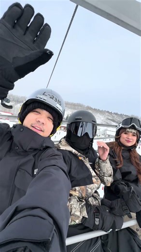 1st time using lift in these video, guess what happened at the end point 😂😂. #snowboarding #snow