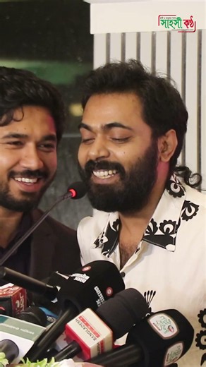 খালি কণ্ঠে এটা আমাদের গল্প গান গেয়ে সবাইকে মুগ্ধ করলেন আরেফিন রুমি