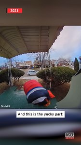 In 2021, a delivery person was about to leave when the pizza fell out of the box and landed on the ground. Instead of calling the customer, he shoved the pizza back into the box like nothing happened. | Inside Edition