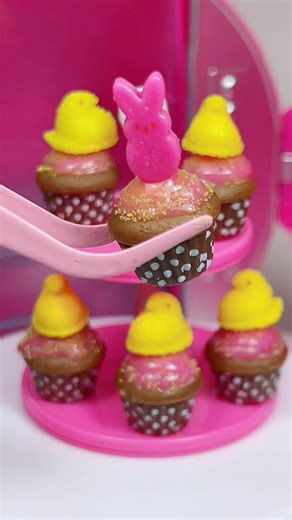 Make Mini PEEPS Cupcakes! Miniverse Make It Mini Treats 💛 The Peeps are squishy! #miniverse #makeitmini #miniversetreats #miniature #peeps Miniverse | Dee forever minis