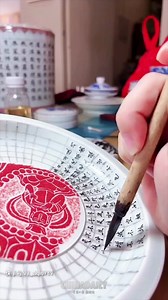#ChinaStory This master craftsman delicately decorates ceramics with artistic poetry and gold paint. #ChineseCulture | China Daily