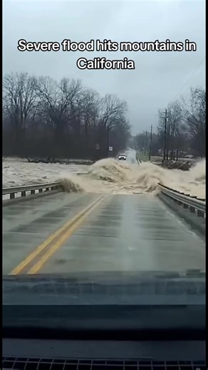 heavy rain trigger flash flood mudslides and debris flow all across mountain roads neighborhood and valleys California #mountainflood #californiaweather #floodfootage #breakingnews #california