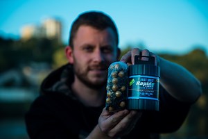 PVA ➡️ La solution pour vos pêches hivernales ! Tom utilise nos différents sytèmes PVA, filets solubles, et PVA Bag system. A découvrir très prochainement sur notre chaine YouTube ! | Fox International