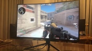 打了游戏165Hz高刷新率和1ms响应时间，特别适合游戏发烧友。因为玩赛车游戏时候简直身临其境，这显示器牛