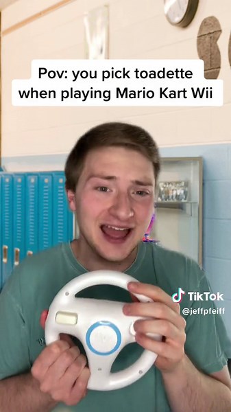 Choosing Toadette in Mario Kart Wii - A Nostalgic School Pov